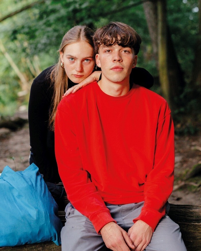 Junges Paar in einem Wald