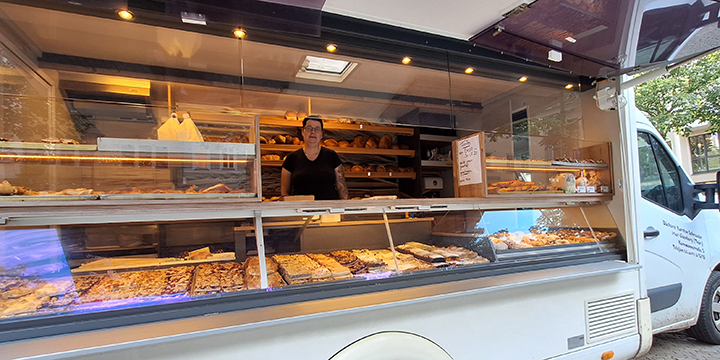 Bild von Andrea Schroeder im mobilen Verkaufsladen und Backwaren aus der Bäckerei Schroeder aus Eisenberg auf dem Jenaer Wochenmarkt.