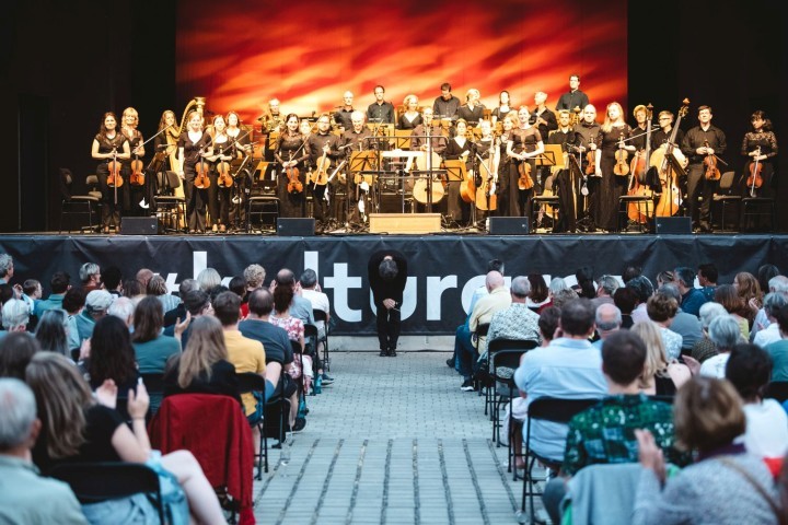 Orchester der Jenaer Philharmonie und Generalmusikdirektor Simon Gaudenz beim Benefizkonzert der Kulturarena 2021