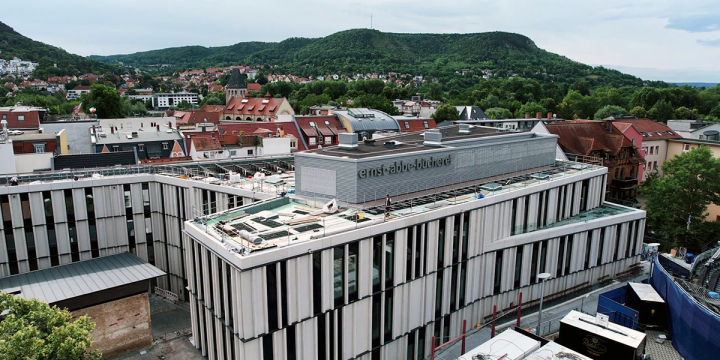 Blick von oben auf den Neubau der EAB Jena am Engelplatz 2