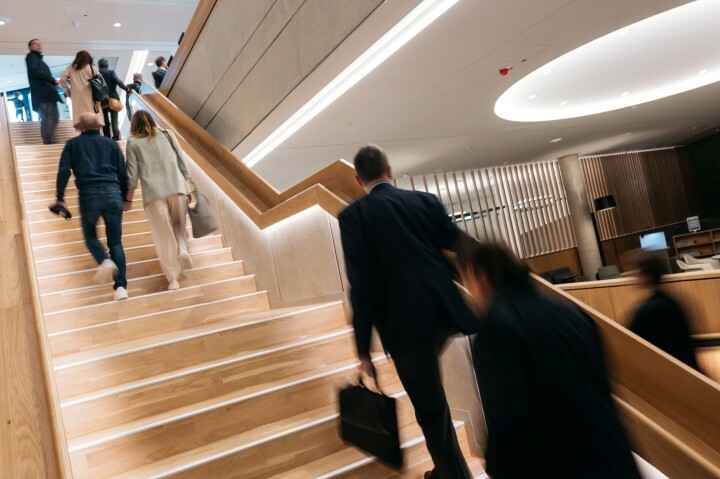 Besucher:innen auf Treppe im Neubau zur Eröffnung der EAB Jena am 22.03.2024