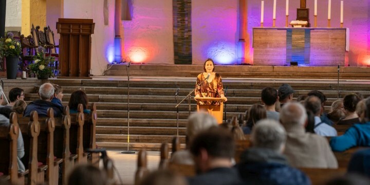 Friedrun Vollmer hält eine Rede in der Stadtkirche Jena