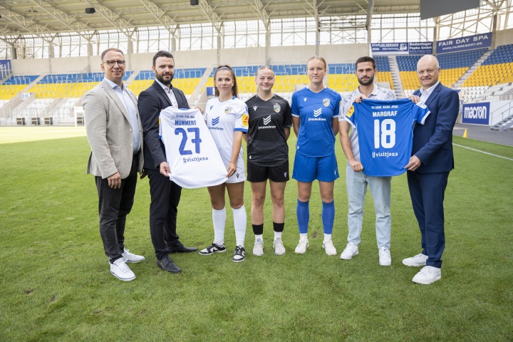 Sponsoring-Partner und Fußballerinnen mit neuen Trikots