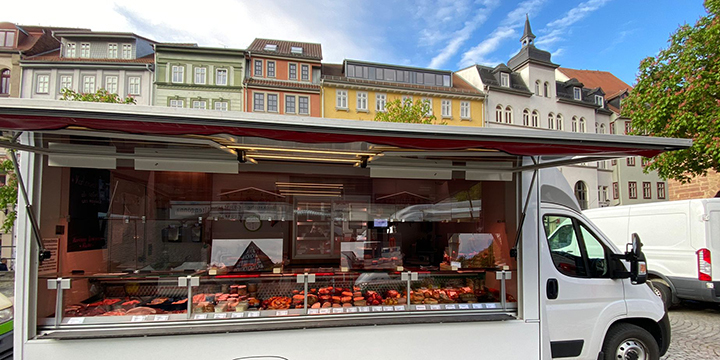 Ein mobiler Verkaufswagen, der Fleisch- und Wurstwaren anbietet