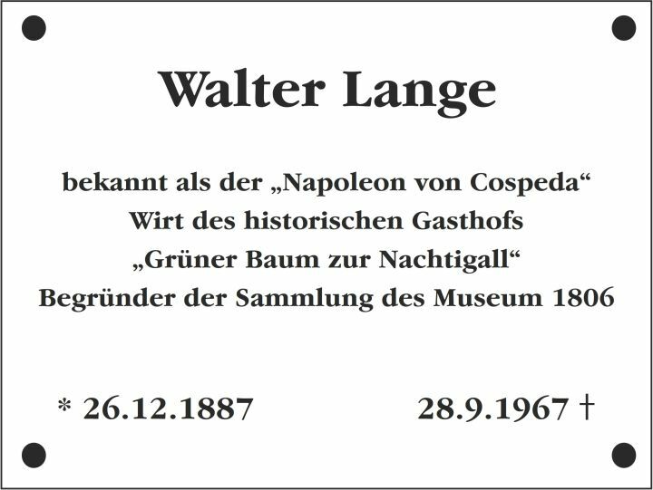 Text der Gedenktafel für Walter Lange: "Walter Lange, bekannt als der 'Napoleon von Cospeda' / Wirt des historischen Gasthofs 'Grüner Baum zur Nachtigall' / Begründer der Sammlung des Museums 1806 / geboren 26.12.1887, gestorben 28.9.1967"