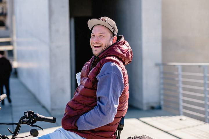 Graf Fidi, Künstler lacht, sitzt im Rollstuhl