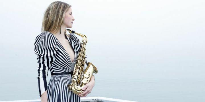 Saxofonistin Valentine Michaud mit ihrem Instrument blickt auf Wasser