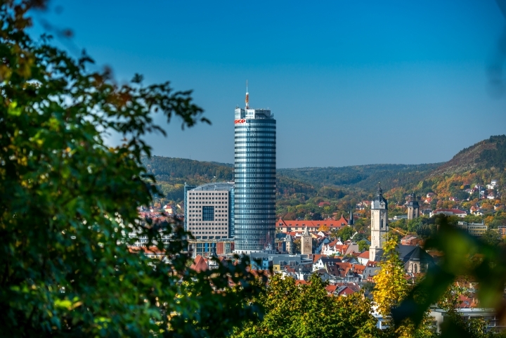 Blick auf Jena mit Campus, JenTower und Stadtkirche