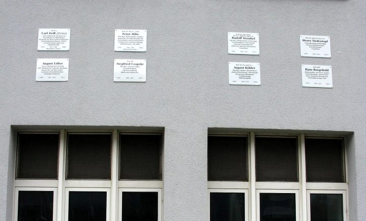 viele weiße Gedenktafeln am Bau 15 in Jena für ehemalige Zeissianer