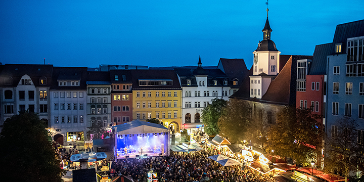 Vogelperspektive auf das Jenaer Altstadtfest mit Bühne und Publikum auf dem Jenaer Altstadtfest  ©JenaKultur, C. Häcker