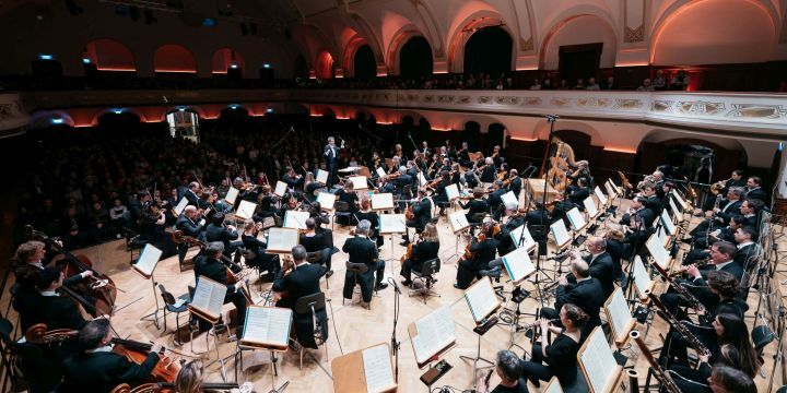 Orchester der Jenaer Philharmonie unter der Leitung von Simon Gaudenz spielt im Volkshaus Jena