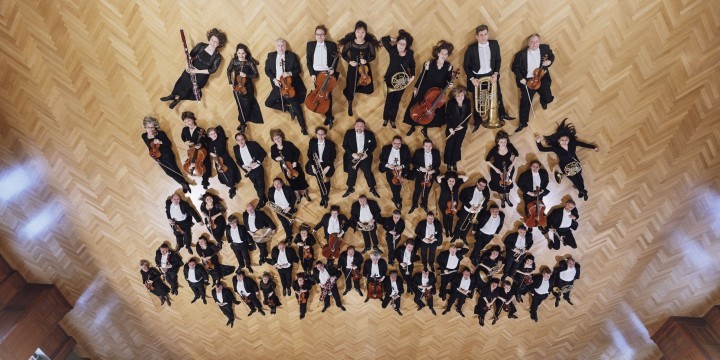 Musiker:innen der Jenaer Philharmonie liegen mit ihren Instrumenten ausgestreckt auf dem Parkett  ©Nikolaj Lund