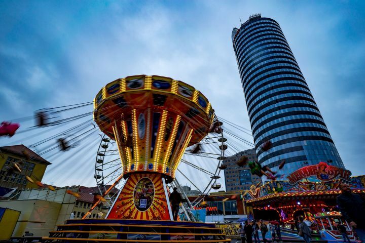 Blick auf den Rummel zum Jenaer Altstadtfest, mit Kettenkarusell, Jentower und mehr