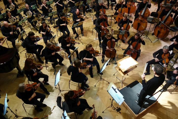 Musiker:innen der Jenaer Philharmonie im Spiel von oben fotografiert
