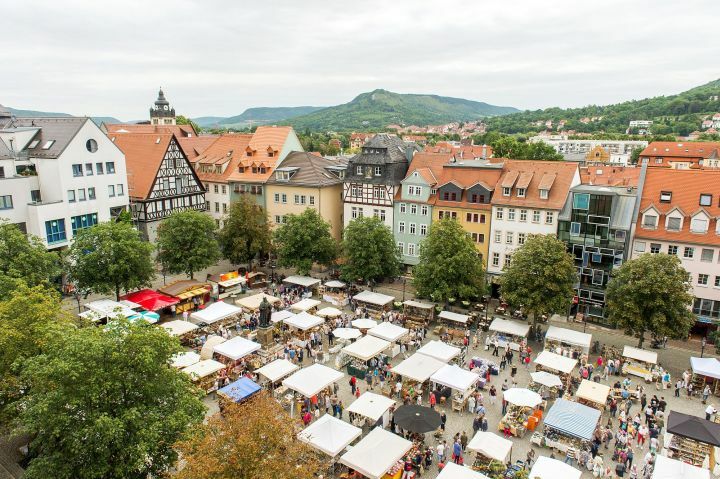 En Blick von oben auf den Jenaer Töpfermarkt mit vielen kleinen Ständen mitten auf dem Marktplatz in Jena