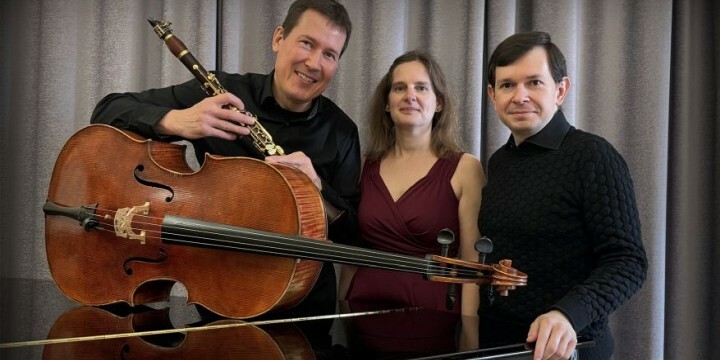 Drei Musiker:innen mit Flügel, Flöte und Cello