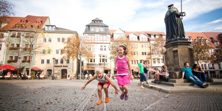 Kinder springen auf dem Jenaer Marktplatz  ©Stadt Jena, Jens Hauspurg