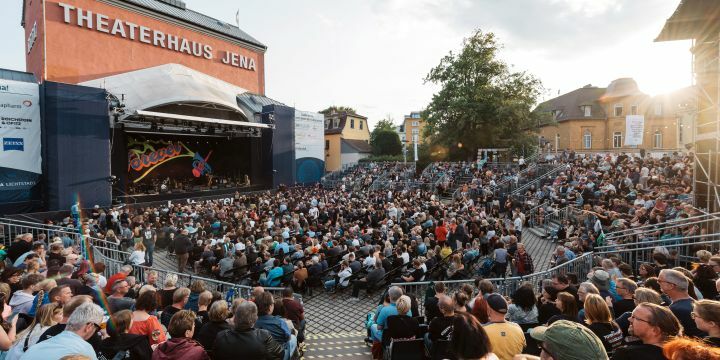 Dicht gefüllte Publikumsreihen auf dem Theatervorplatz Jena zur Kulturarena 2023 beim Konzert von Die Toten Hosen, Polt und die Well-Brüder  ©Kulturarena, C. Worsch