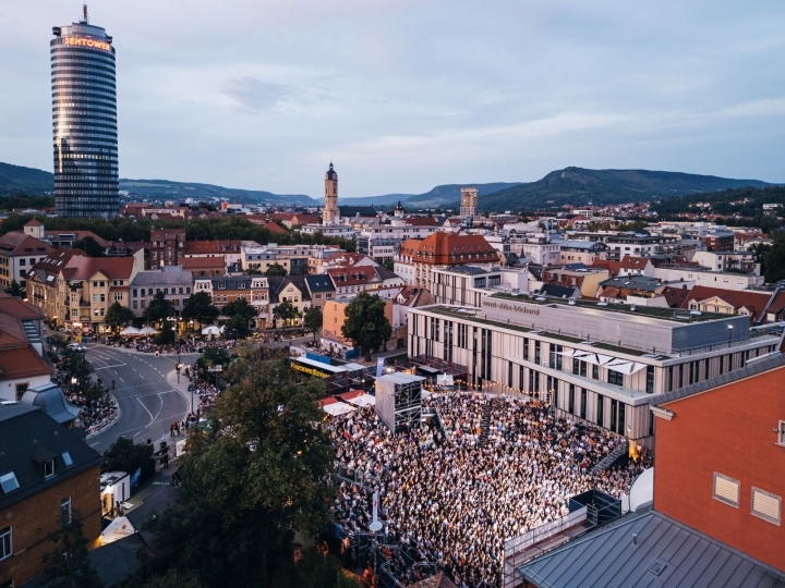 Blick auf den Theatervorplatz Jena mit Konzertbesucher:innen bei Giant Rooks zur Kulturarena