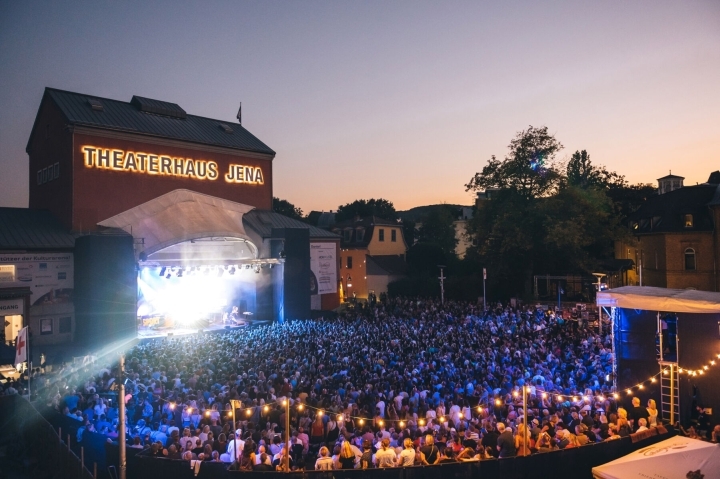 Bühne der Kulturarena Jena mit Publikum