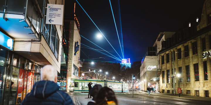 Zwei Menschen bewegen sich in der bei Nacht beleuchteten Jenaer Innenstadt zur LNDW  ©JenaKultur, C. Worsch