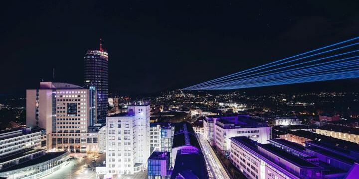 Laserstrahlen über dem Campus in Jena zur LNDW