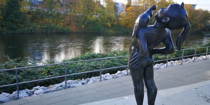 Rückenansicht der Plastik "Mädchen mit Taube" an der Saale Jena  ©JenaKultur