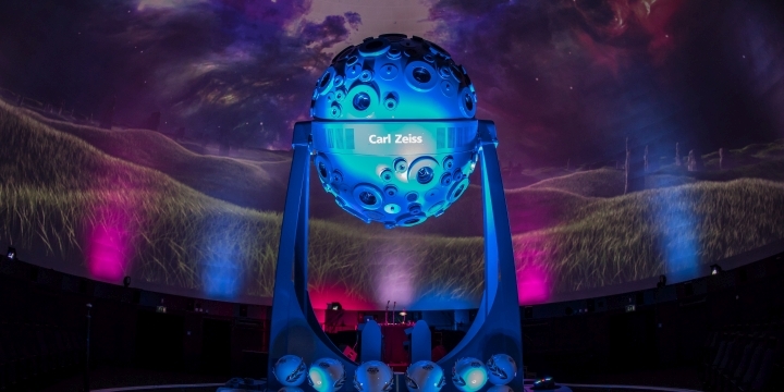 Projektor von Carl Zeiss im Planetarium, im Hintergrund eine Projektion mit Wiesenlandschaft  ©Fulldome Festival Foundation