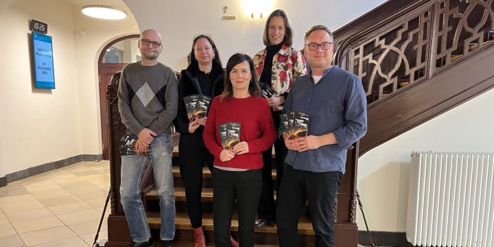 3 frauen und 2 Männer stehen auf einer Treppe im Volkshaus Jena und halten Flyer in der Hand.  ©Jenaer Philharmonoe