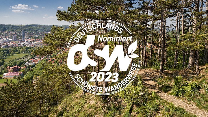 Foto der Saalehorizontale mit Blick über Jena, darauf das Logo "Deutschlands schönste Wanderwege nominiert 2023"