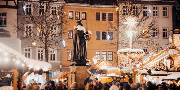 weihnachtlich geschmückter Jenaer Marktplatz mit Gästen, die über diesen schlendern  ©Steffen Walther