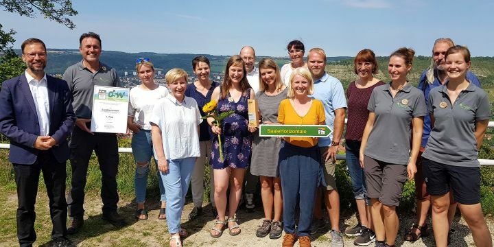 Teilnehmende bei der Preisverleihung zum Titel "Deutschlands Schönster Wanderweg" auf der SaaleHorizontale in Jena  ©JenaKultur