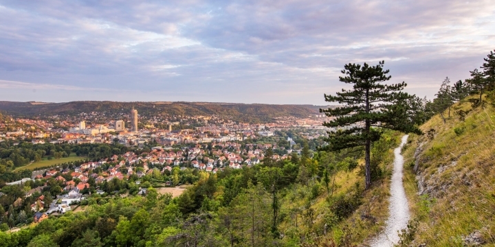 Wanderweg auf der SaaleHorizontale, im Hintergrund ist Jena im Tal zu sehen