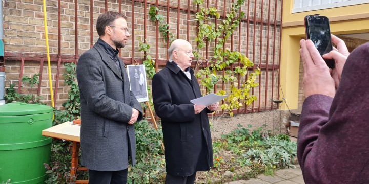 OB Thomas Nitzsche und Jost Grolle bei der Einweihung der Gedenktafel für Friedrich Schomerus