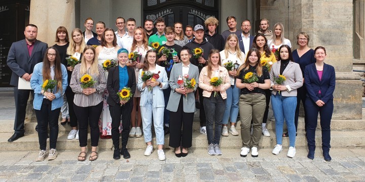 Auszubildende der Stadt Jena 2022 mit Blumensträußen vor dem Volksbad Jena  ©Stadt Jena