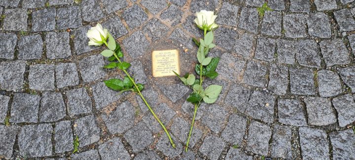 Stolpersteinsetzung mit Rosen bei Regen