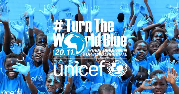 Viele Kinder mit blauer Farbe und Logo UNICEF zum internationalen Tag der Kinderrechte