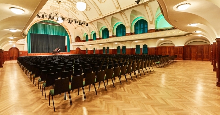 Großer Saal im Volkshaus Jena mit Bestuhlung für einen Vortrag und Flügel auf der Bühne