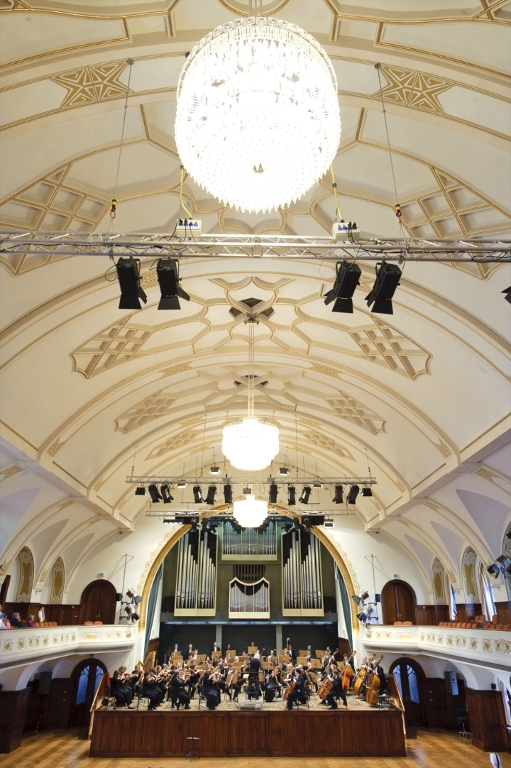 Großer Saal im Volkshaus Jena mit der Jenaer Philharmonie auf der Bühne und der Orgel im Hintergrund