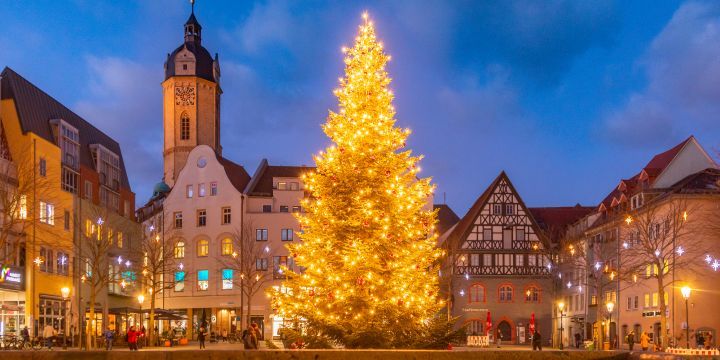 Weihnachtsbaum auf dem Jenaer Marktplatz 2021  ©JenaKultur, Jenaparadies