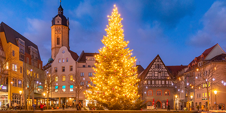 Im Dezember 2021 stand ein wunderschöner, beleuchteter Weihnachtsbaum auf dem Marktplatz in Jena, eigentlich hätte hier der Weihnachtsmarkt stattfinden sollen  ©JenaKultur, Jenaparadies