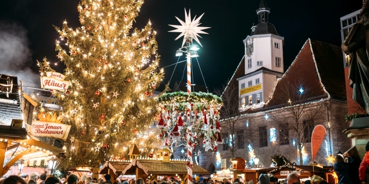 Jenaer Weihnachtsbaum mit Buden, Besucher:innen, Weihnachtsbaum, Beleuchtung und Schmuck vor dem historischen Rathaus  ©JenaKultur, C. Worsch