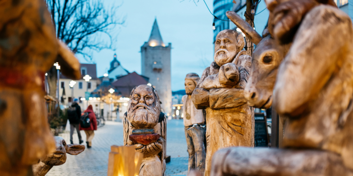 Die hölzernen Figuren der Weihnachtskrippe geben den Blick auf die Wagnergasse und das Johannistor in Jena frei.