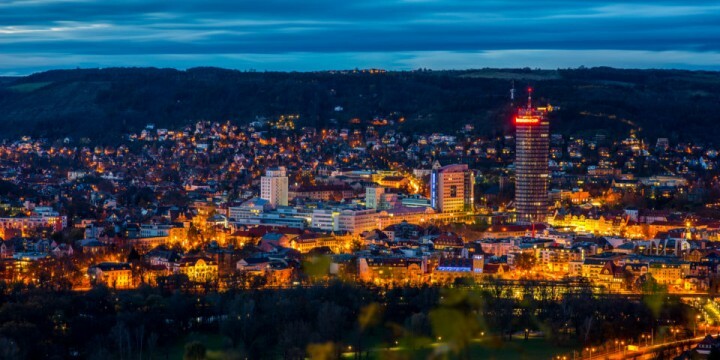 Blick auf Jena am Abend mit beleuchteten Gebäuden