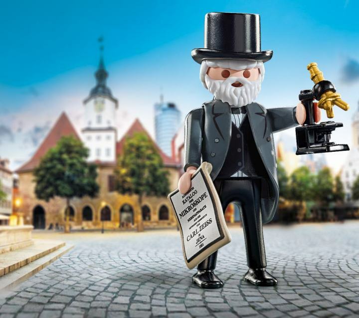 Die Playmobil-Sonderfigut von Carl Zeiß steht vor dem Jenaer Rathaus auf dem Marktplatz