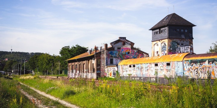 Außenansicht Kassablanca in Jena mit Bahngleisen und Graffiti an den Wänden