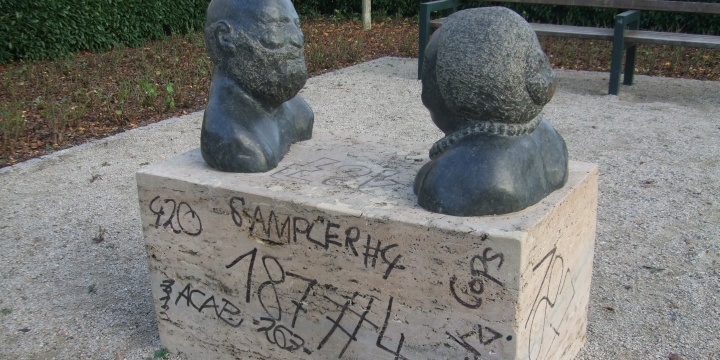 Vandalismusschäden an der Bronzegruppe "Gespräch"