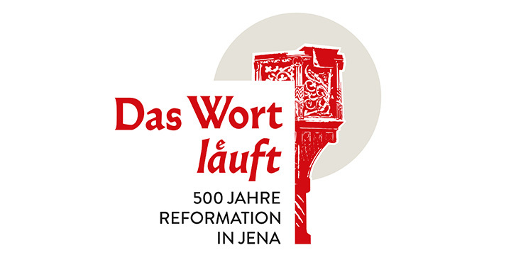 Kirchenkanzel in rot gehalten mit der Schrit "Das Wort läuft" und "500 Jahre Reformation in Jena" versehen.