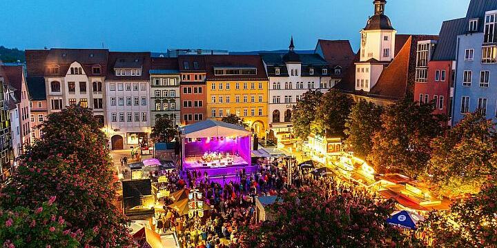 Bühne bei Dämmerung auf dem Jenaer Frühlingsmarkt