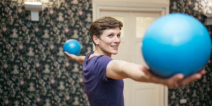 Eine Frau balanciert 2 blaue Bälle im Bewegungsraum der vhs Jena  ©JenaKultur, C. Worsch